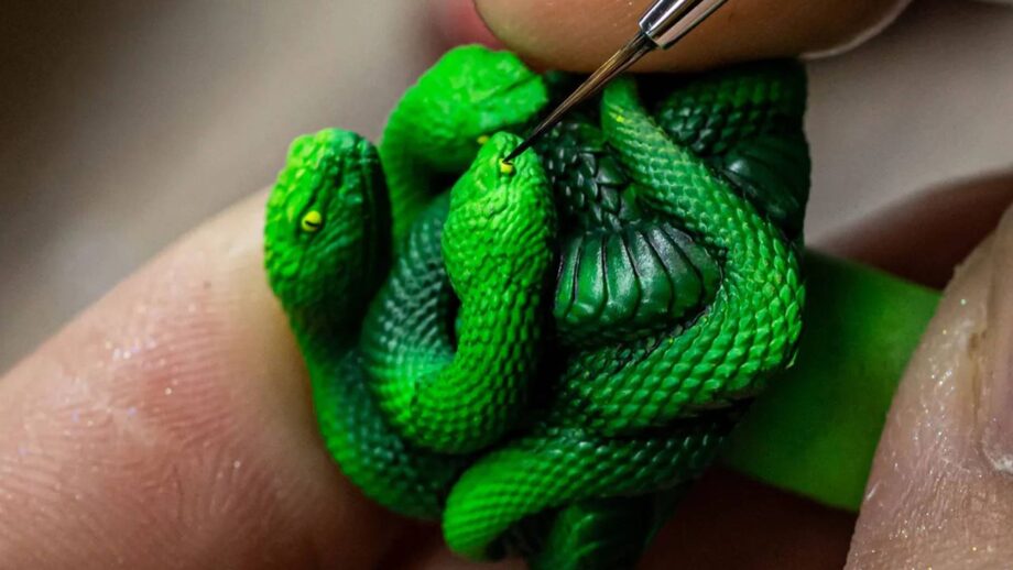 Razer has introduced a very limited hand-painted snake keycap, and it’s so detailed you can make out each scale